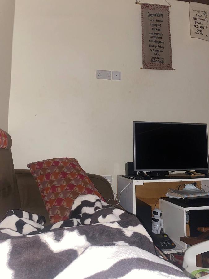 Room In Guest Room - Single Bedroom Sitting Room كامبالا المظهر الخارجي الصورة